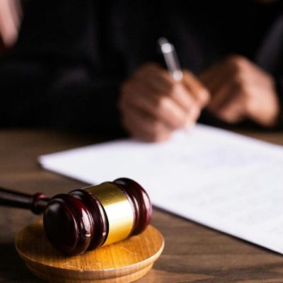 Medidas cautelares: cómo pueden perjudicarte si caen en malas manos